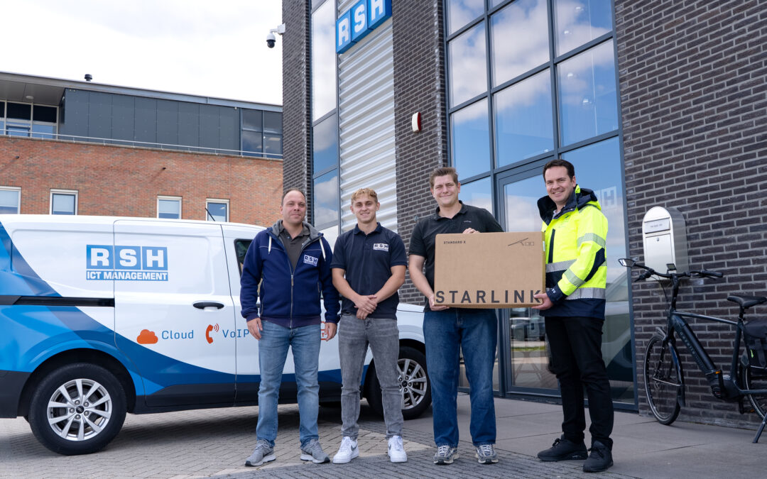 Mensen van RSH overhandigen het Starlink pakket aan Coördinatie Platform Vermissing.